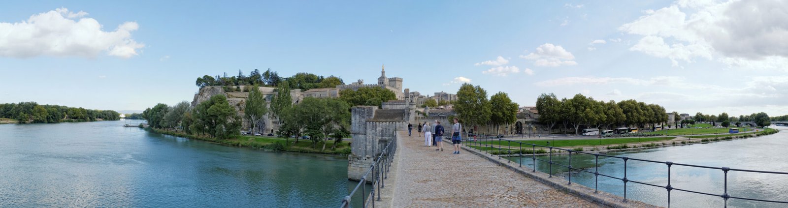 Avignon seen from the Saint Benezet bridge Photo credits: https://commons.wikimedia.org/wiki/File:Avignon_Palais_des_Papes_vu_du_pont_Saint-B%C3%A9n%C3%A9zet.jpg